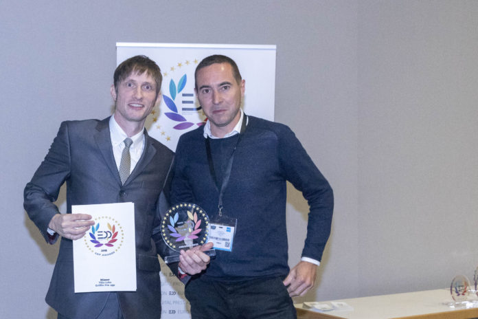 Scott More, Chief Technology Officer and Co-founder of Tilia Labs Inc., receives the EDA Award for workflow technology from Lorenzo Villa of Italia Publishers.